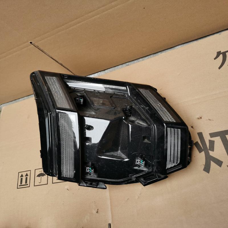 议价领克09大灯，右前大灯，断了两个爪，灯面无划痕成色好！原