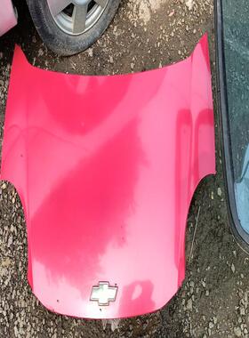 议价12年雪弗兰乐驰前机盖红色的，实物拍摄你对比下纯拆车件成