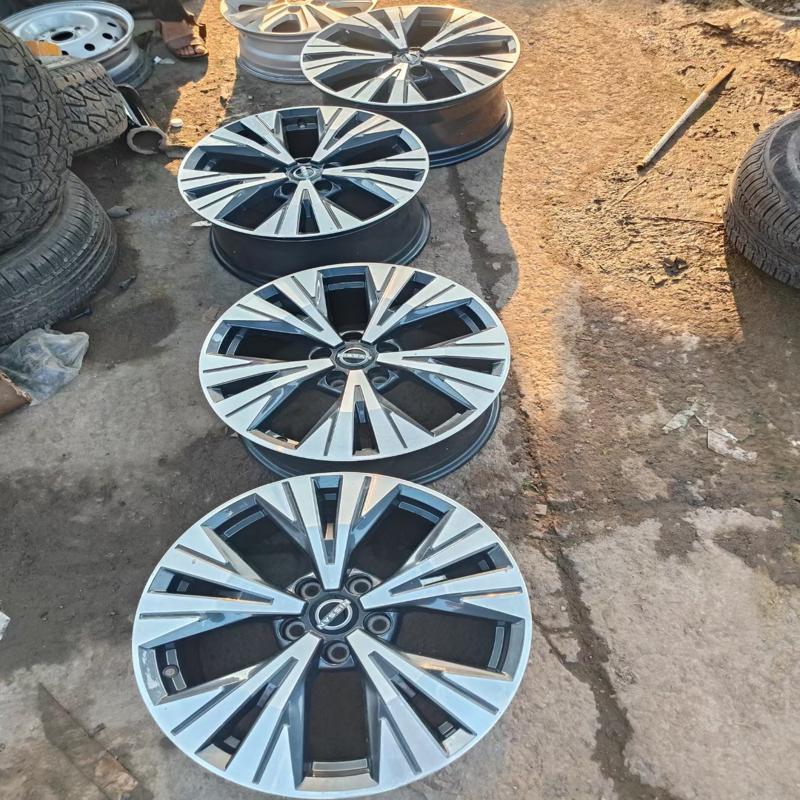 议价尼桑奇骏逍客。18寸原厂拆车轮毂。九成新以上，实物拍摄！