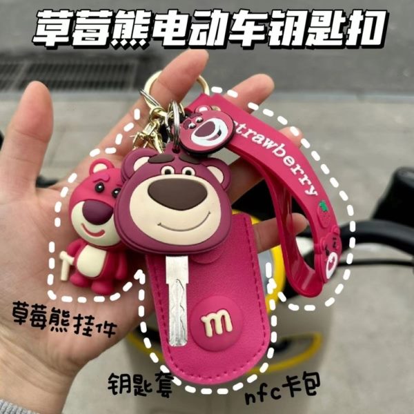 雅迪台草莓熊电动车挂件通用库洛米钥匙扣爱玛卡通可爱铃套装