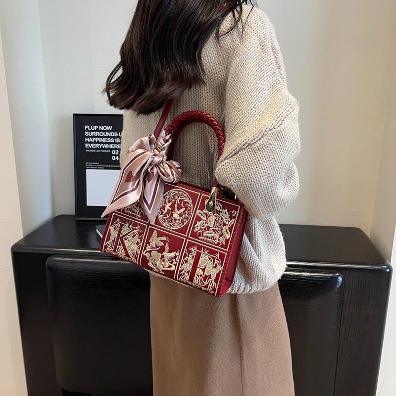 新年本命年红色包中国风刺绣包包婚包新娘托特包上班通勤包推特包