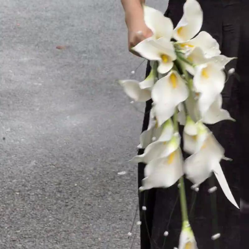 法式水滴瀑布手捧花白色蝴蝶兰马蹄莲花束结婚唯美仿真花婚礼摄影