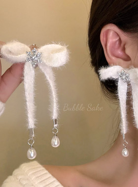 冬日软fufu 氛围感白色雪花毛绒蝴蝶结耳钉女小众设计毛茸茸耳饰