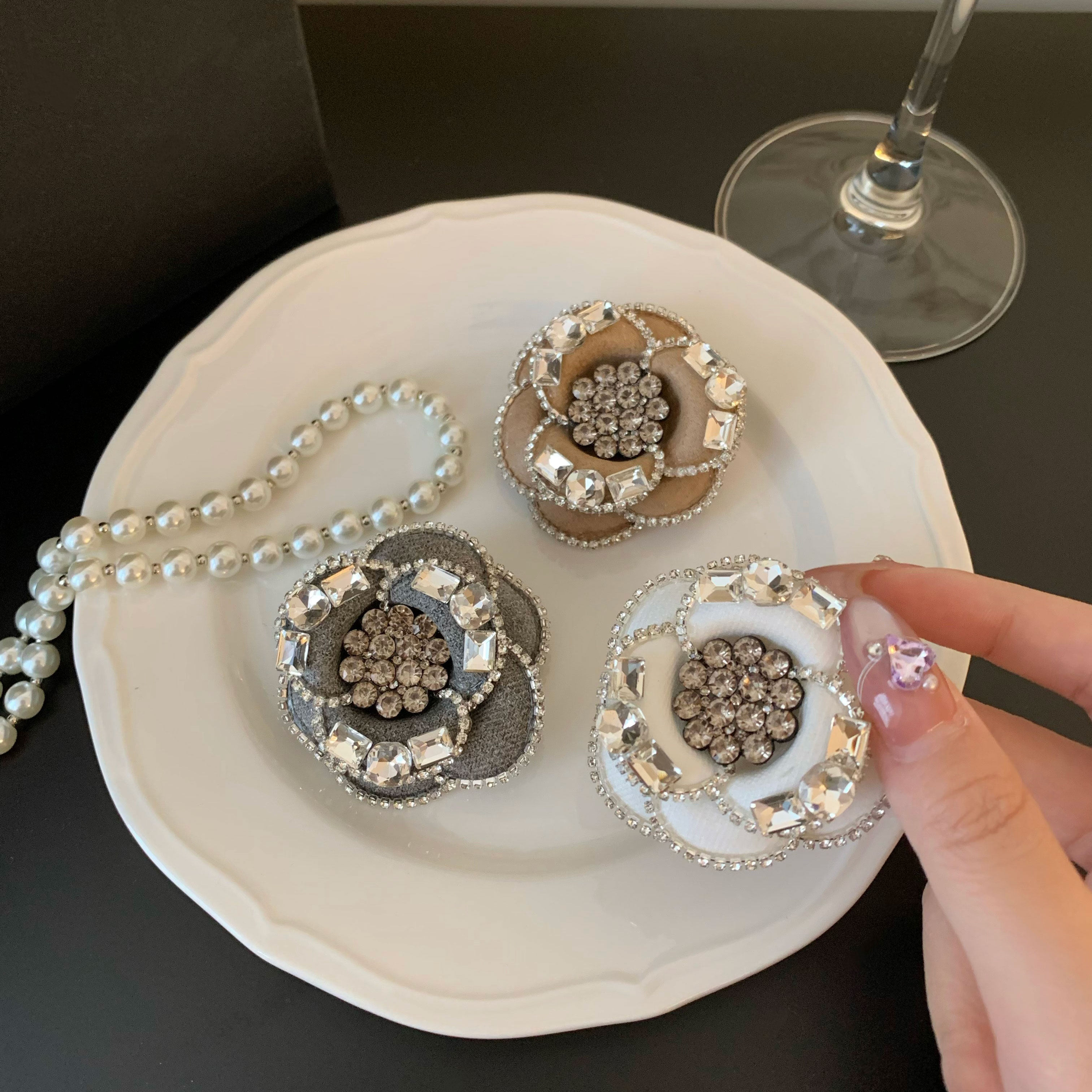 秀场千金 小香风水晶山茶花胸针女高级感轻奢气质胸花别针配饰品,饰品/流行首饰/时尚饰品新,胸针,淘宝优惠券,粉丝福利购,淘宝优惠卷