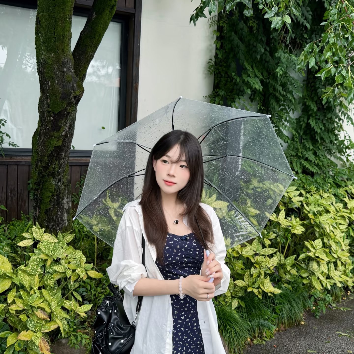 omixed藏青纯棉碎花吊带连衣裙搭配亚麻棉长袖白衬衫气质上衣图片