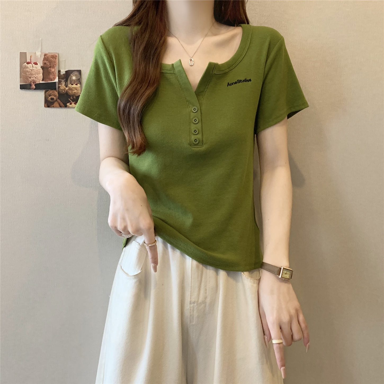 刺绣半开领正肩短袖t恤女夏季大码胖mm宽松显瘦遮肚子纽扣V领上衣