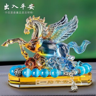 车载摆件男c士2025年新款车内中控台摆件装饰生肖马招财香水座新