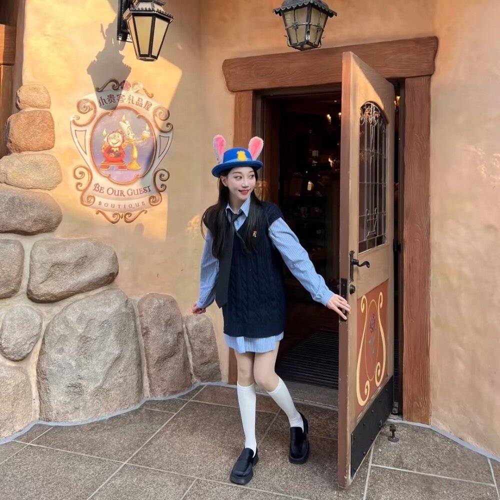 迪士尼穿搭毛衣服朱迪兔子警官百褶裙套装成人秋冬季圣诞节学院风