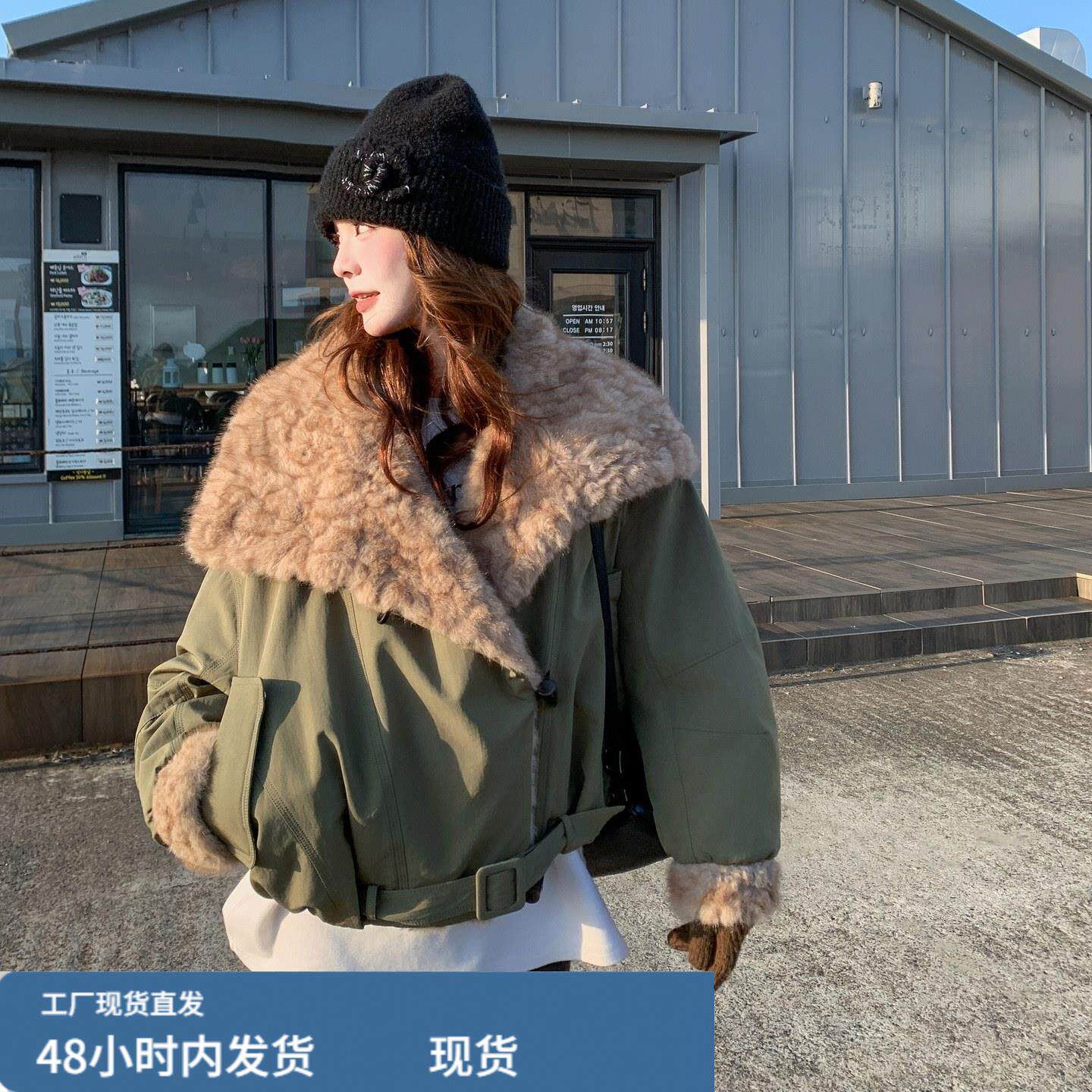 军绿色羊羔毛拼接翻领派克羽绒服女短款2025冬宽松慵懒风工装外套