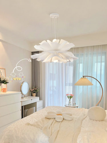奶油风卧室吊灯简约现代温馨2022新款花瓣LED儿童房公主房网红灯
