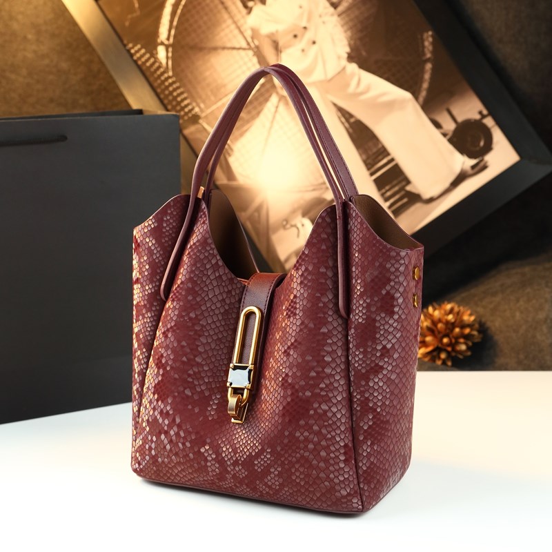 2025新款时尚大容量单肩手提女包真皮轻奢斜挎精致百搭婆婆水桶包