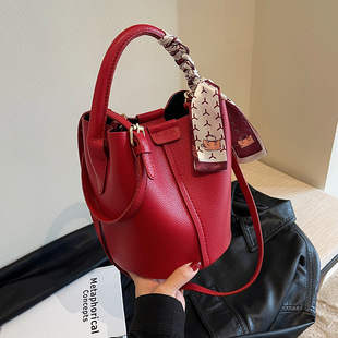 高级感洋派红色结婚新娘包包女2023新款秋冬百搭斜挎包手提水桶包
