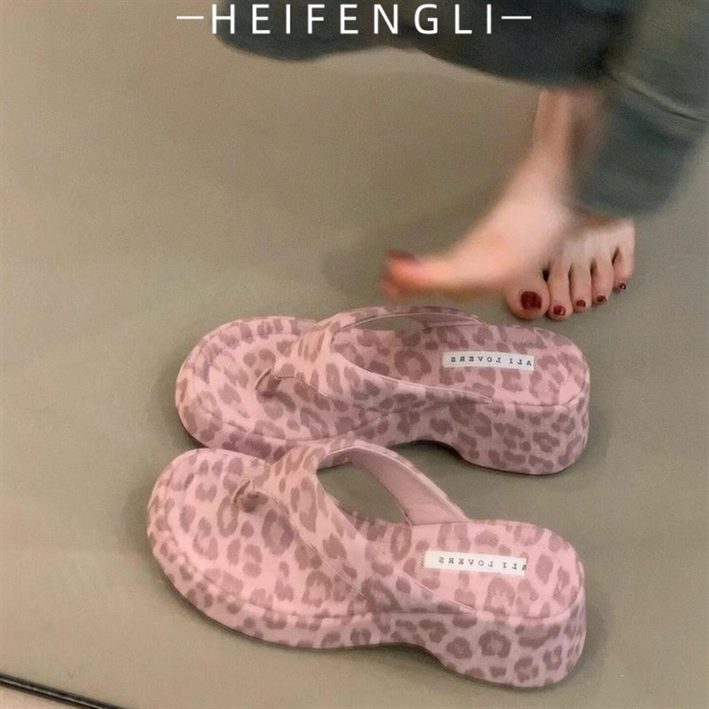 粉豹纹高跟人字拖鞋女夏外穿2025新款仙女风配裙子夹趾厚底凉拖鞋