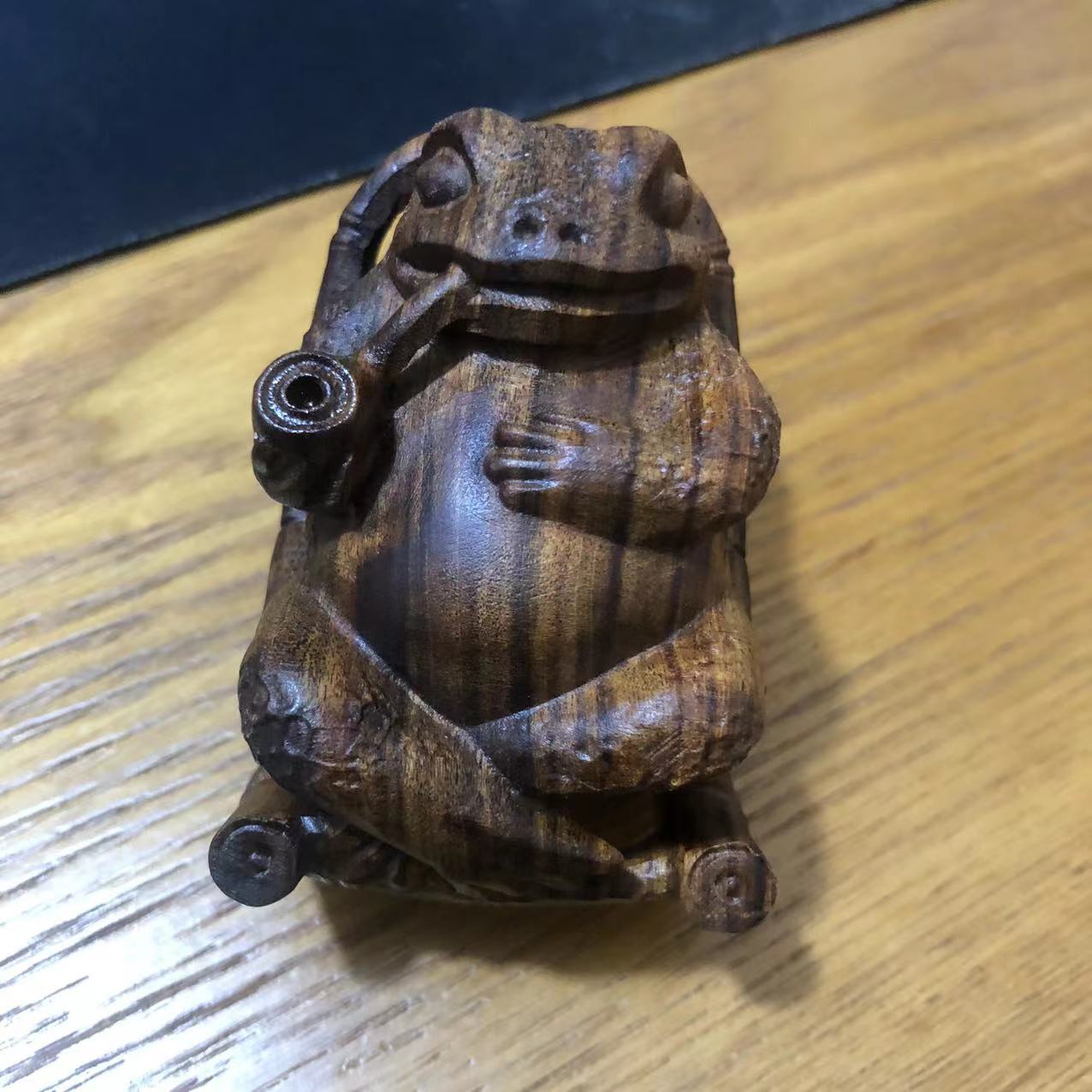 沉香木雕招财蛙工艺品摆件桌面青蛙网红蟾蜍摆摊热卖款手把件送礼