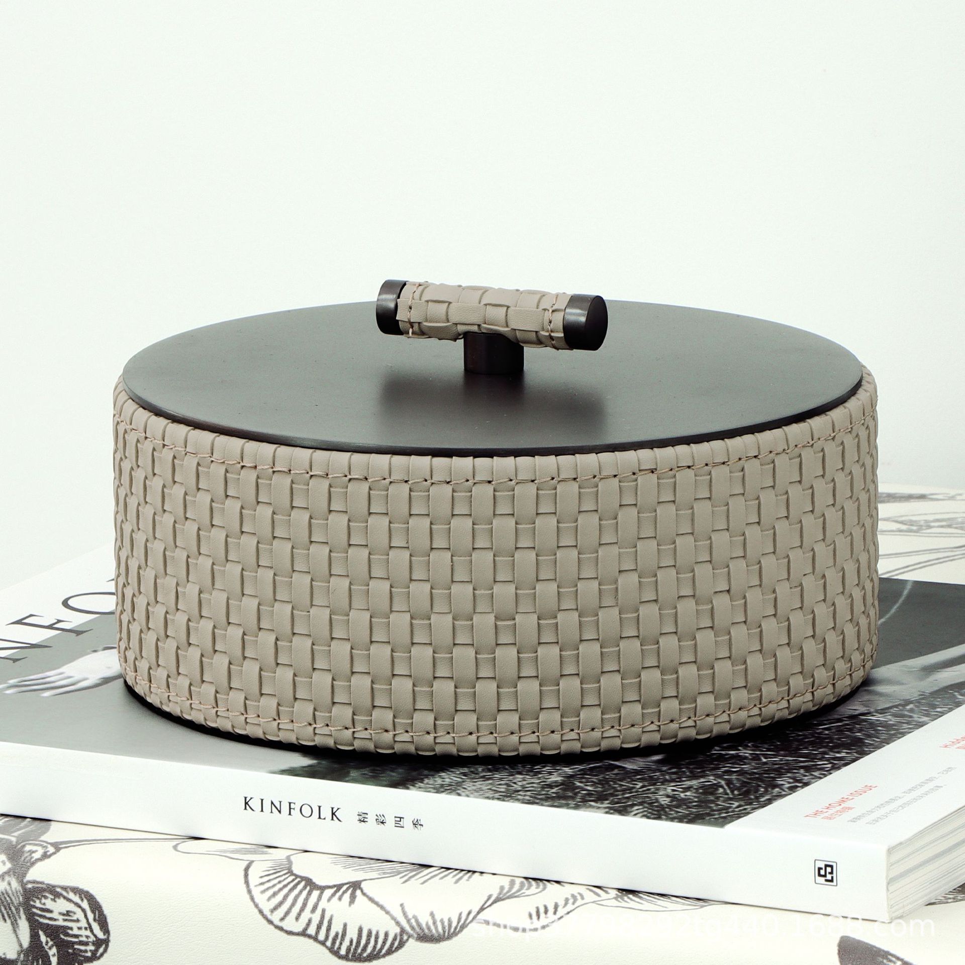 2025年新款首饰盒螺钿小型五金收纳盒轻奢高档皮质桌面装饰品摆件