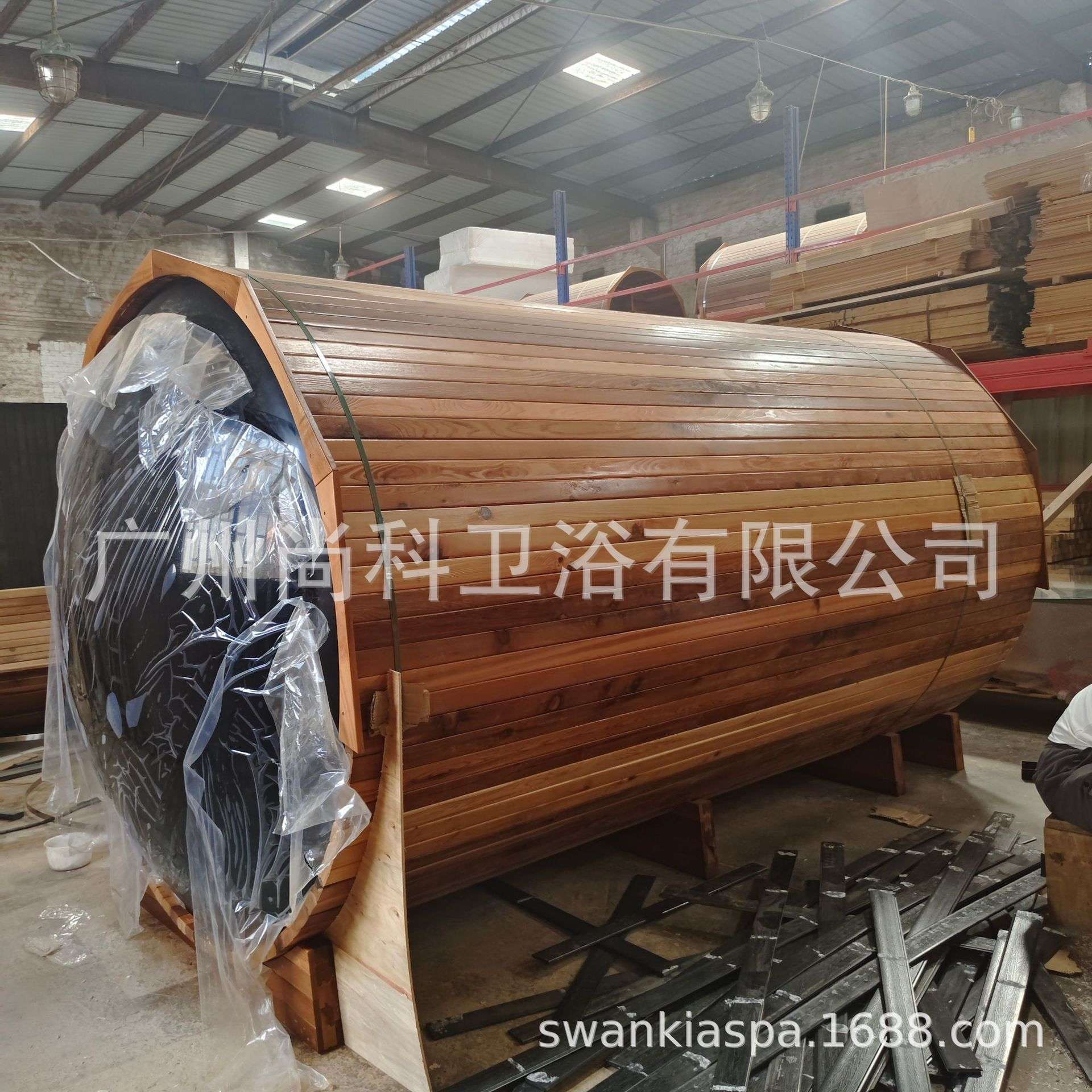 户外红雪松圆桶桑拿房汗蒸室外圆桶汗蒸房哈维亚炉全景视窗沥青瓦