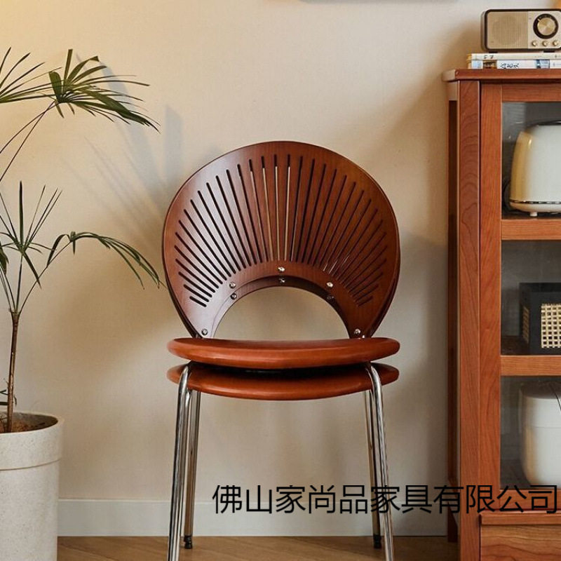 北欧餐椅实木家用网红椅子餐桌椅轻奢现代简约靠背复古中古贝壳椅