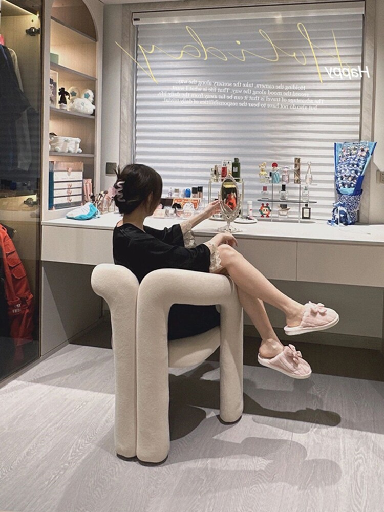 奶油风卧室凳子女生化妆轻奢感椅子梳妆台梳妆凳美甲久坐
