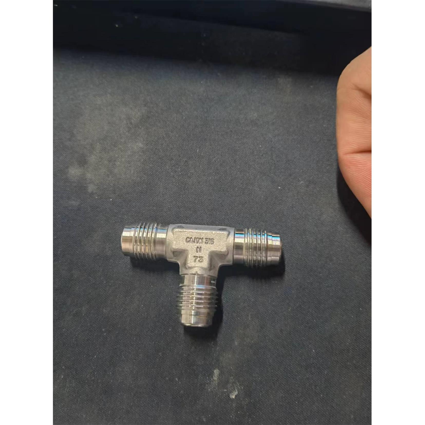 不锈钢316L三通VCR公头世伟洛克Swagelok1/4三通SS-4-VCR-T纯净EP