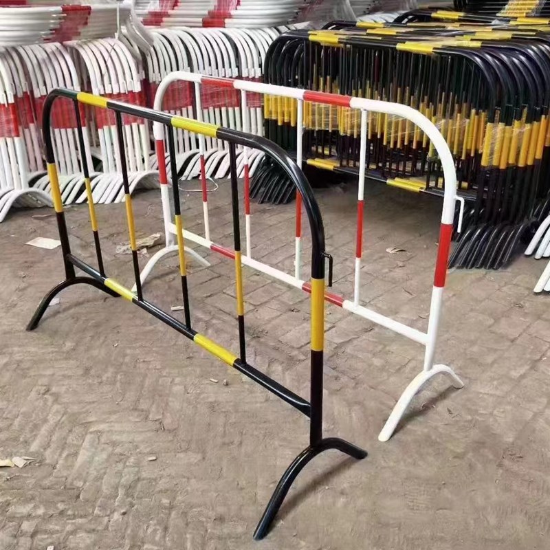 黄黑红白铁马隔离栏杆道路隔离护栏黄黑红塑料胶马护栏市政隔离栏