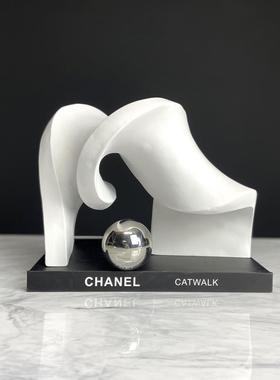 现代简约白色黑色蓝色几何扭转不规则摆件样板房售楼处软装饰品