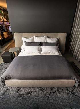 意式极简现代简约卧室大空间高靠背设计师简约布艺RAVER宽屏床