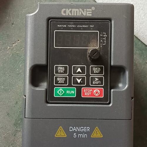 议价CKMNE变频器 KM7100-1R5G-S2 2.2KW可维修