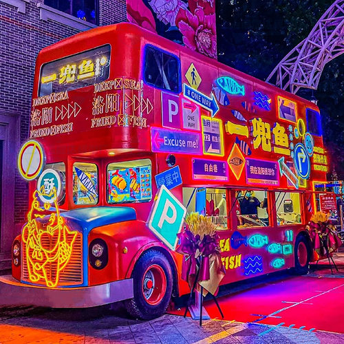 摆摊集市街边小吃车 新年主题双层巴士餐车 夜市烧烤海鲜美食车