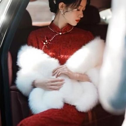 婚纱披肩冬季e2024新款白色新娘结婚礼伴娘敬酒服旗袍外搭皮草斗