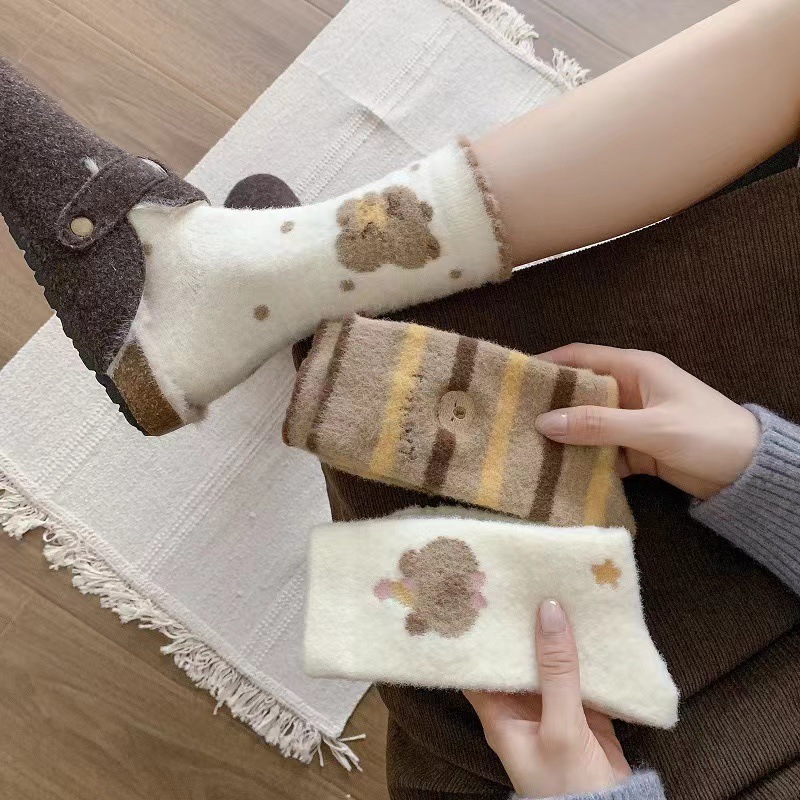 迷糊的卡皮巴拉''新款冬季澳绒刺绣袜子女加厚柔软保暖地板睡眠袜