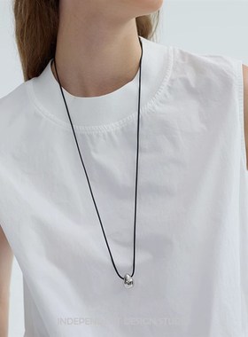 极简冷淡风水滴金属吊坠黑绳项链女2024新款长款毛衣链轻奢高级感