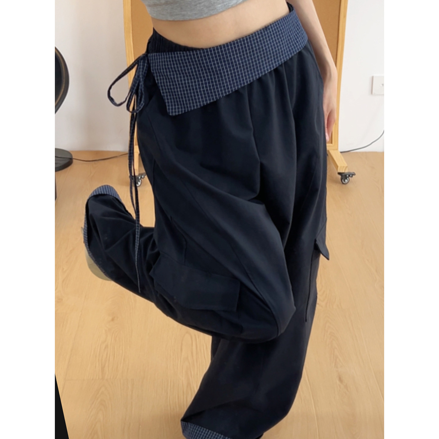 藏青色格子屁帘工装裤女夏季2026新款宽松bf慵懒风高腰窄版弯刀裤