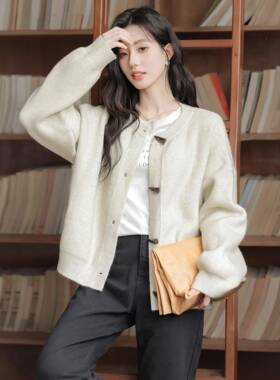 帛57217-1卡琪20织2松5春秋新款圆领针衫开衫女牛角扣慵懒宽套毛