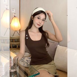 棕色方领纽扣针织吊带背心女2025夏季新款独特设计感显白无袖上衣