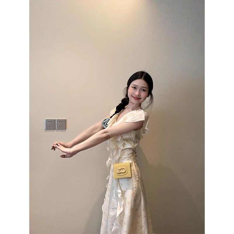 2026新款荷叶边v领黄色碎花连衣裙子女夏季法式温柔气质收腰长裙