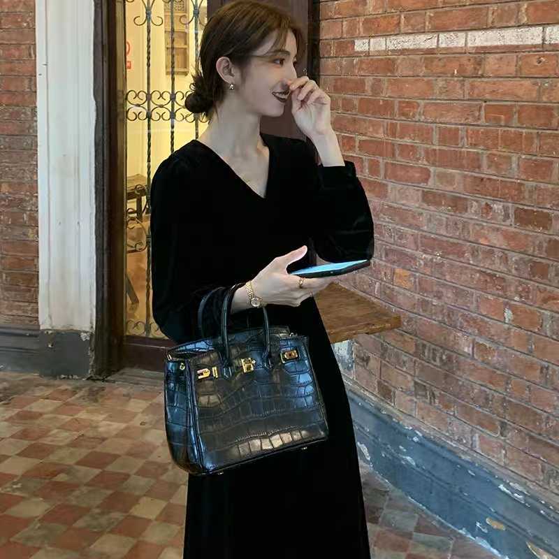 感法式赫本风小黑裙晚礼服配大衣打底黑色金丝绒连衣裙女秋季
