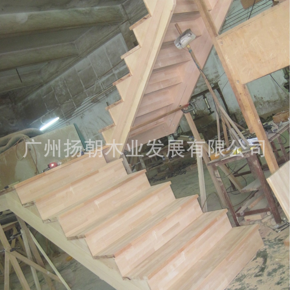 广州厂家供应别墅复式U型欧洲榉木实木楼梯家居静音静音设计扶梯