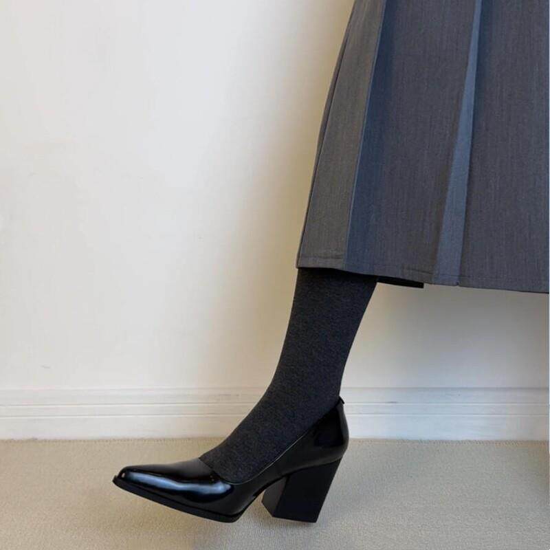 香港复古尖头粗跟气质真皮单鞋女2026秋季新款通勤中古黑色高跟鞋