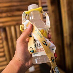 便携带挂绳儿童少女子卡扣背带水杯挂可爱斜绳通用矿泉水饮料瓶