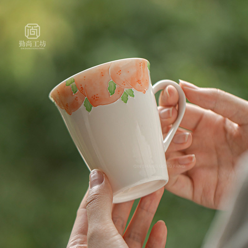 手绘粉桃白瓷办公杯釉下彩陶瓷马克杯个人专用杯家用办公室泡茶杯