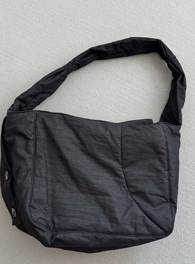 VARIATE褶皱肌理纽扣充绒大容量流浪P包斜跨旅行包托特包