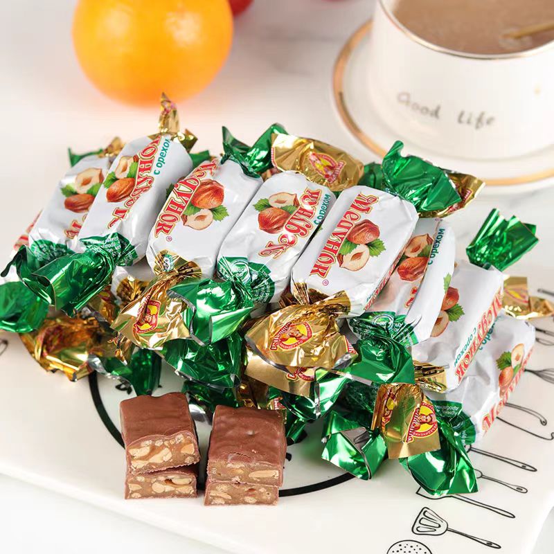 俄罗斯进口slavyanka牌斯拉夫三颗榛子葡萄干巧克力味夹心糖果