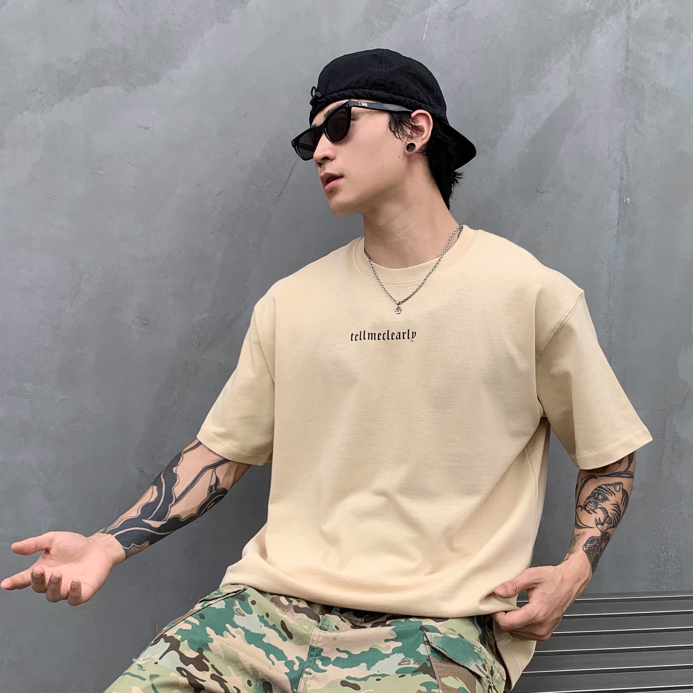 TELLMECLEARLY 2025新款男士短袖背标t恤男夏季潮男卡其色短袖