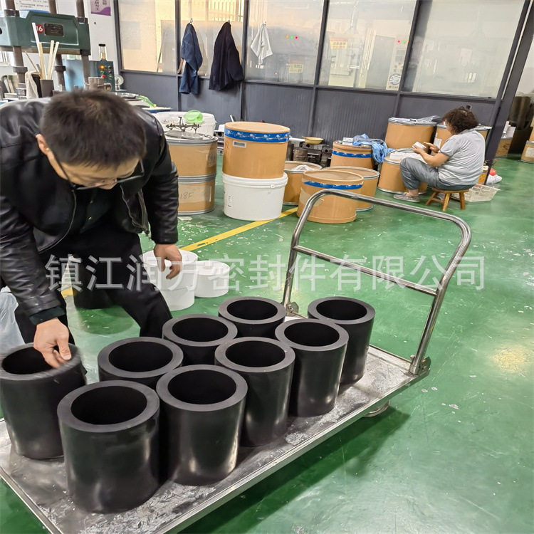 供应石墨填充四氟高管  黑色聚四氟乙烯模压加长管棒件