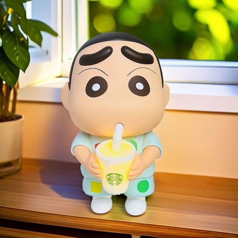 2025新款创意发光星巴克蜡笔小新玩偶模型手办桌面卧室装饰存钱罐