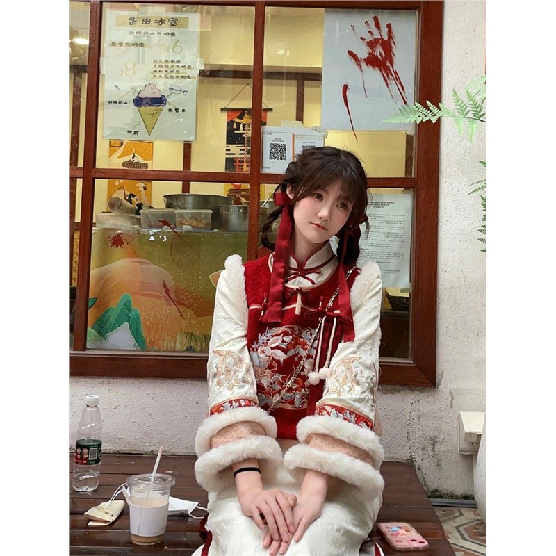 国潮中式新年拜年服2025冬季刺绣红色马甲改良修身旗袍超仙女套装