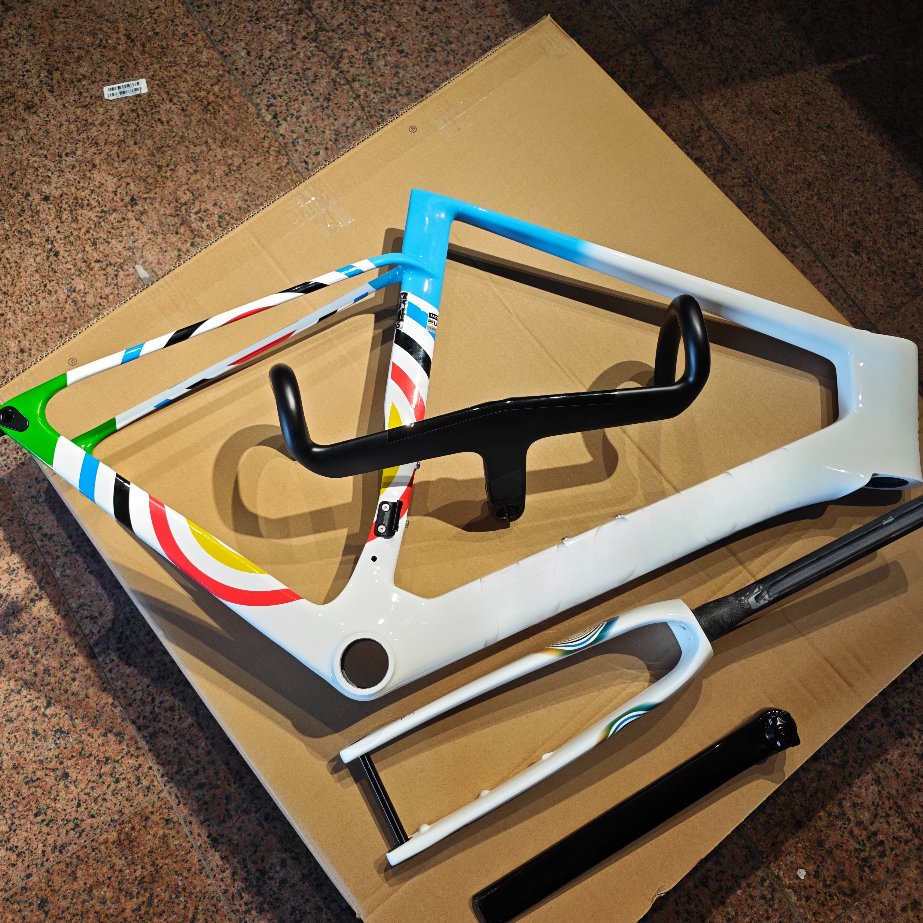 全隐藏式碳纤维公路车架FACTOR 2.0自行车车架定制涂装