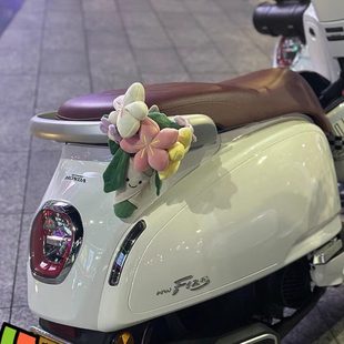 饰踏板机车玩偶公仔 花束车载摆件雅迪爱玛电动车尾部小配件装