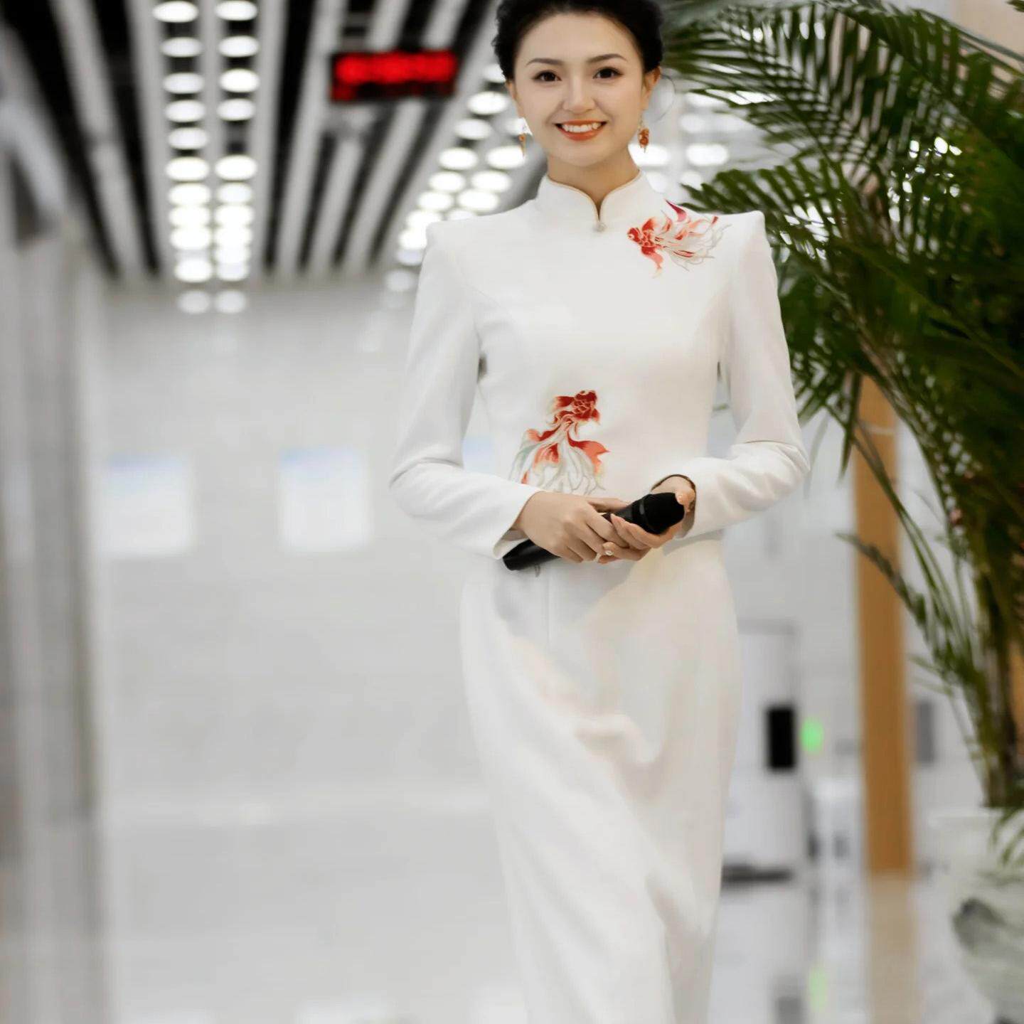 白色主持人晚礼服高端轻