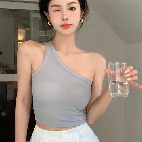 斜肩带胸垫不规则吊带背心女外穿百搭夏季露脐.短款上衣单肩打底